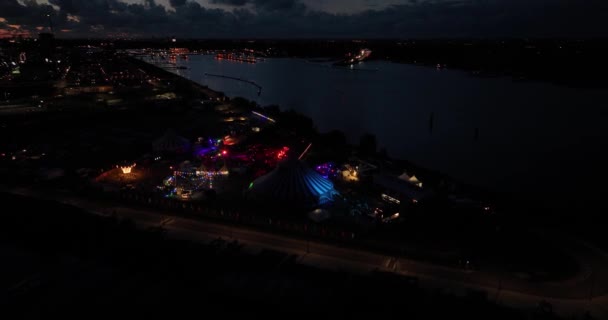 在荷兰阿姆斯特丹的一个音乐节上 空中无人驾驶飞机在夜间观看 公众夜间活动 — 图库视频影像