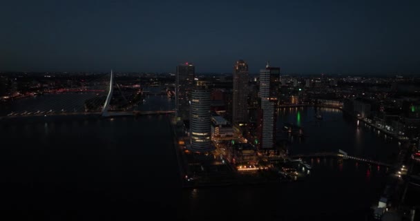 Rotterdam Nederland Gebouwen Wolkenkrabbers Stedenbouw Nachts Luchtfoto Drone Overzicht — Stockvideo