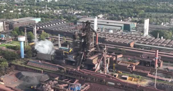 デュイスブルクの爆発炉の空中ドローンビュー 金属製造業について インストールのクローズアップビュー — ストック動画