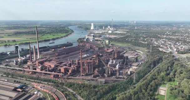 重金属産業 爆発炉 ドイツ最大の鋼鉄工場の1つ 焼結プラントの一部である高煙突 ドイツのドイツ空中ドローンビュー — ストック動画