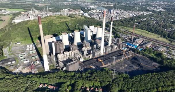 ドイツの大規模な化石燃料発電所の空中ドローンビュー 化石燃料を燃やすことによってエネルギーを生み出します シュノーベル発電所のゲルゼンキルヘンの発電所 — ストック動画