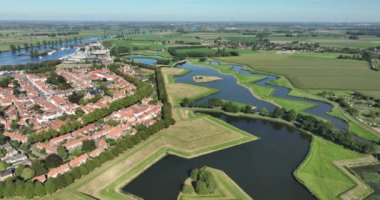 Ortaçağ 'da savunma sistemi olarak su kanallarıyla çevrili, güçlendirilmiş tarihi şehrin hava manzarası. Heusden şehri, Hollanda..