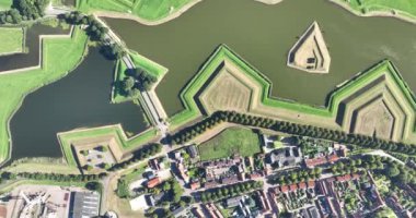 Heusden, Maas ve Bergsche Maas 'ta yer alan Kuzey Brabant ilinin yenilenmiş bir kasabasıdır. Hava Panoraması.