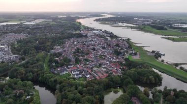 Zalltbommel, Hollanda 'nın Gelderland eyaletinin Bommelerwaard eyaletinde yer alan bir şehirdir. Hollanda 'da..