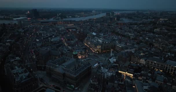 2023年9月16日 アムステルダム オランダ アムステルダムの中心街にあるダム広場の空中ドローンビューは 戦争記念碑と王宮をフィーチャーしています ナイトタイム — ストック動画