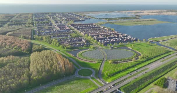 荷兰阿尔默的现代可持续社区 重点是地区供暖和太阳能电池板岛 空中无人驾驶飞机视图 — 图库视频影像