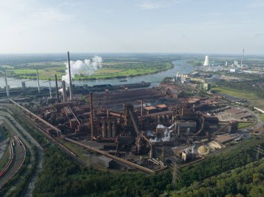 Fırın patlaması Duisburg, Almanya 'nın Ruhr bölgesindeki ağır sanayi hava aracı görüntüsü.