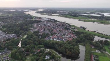 Zaltbommel 'in, Hollanda' nın, Kale 'nin, tarihi şehrin ve Waal nehri boyunca uzanan Hollanda' nın insansız hava aracı görüntüsü..