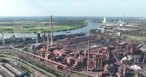ドイツ ルール地域の重工業の空中ドローンオーバーヘッドビュー ブラスト炉デュイスバーグ — ストック動画