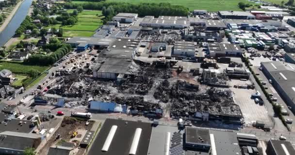 Ter Aar一场大火对一个工业综合体造成的后果的无人驾驶飞机图像 上下颠倒 — 图库视频影像