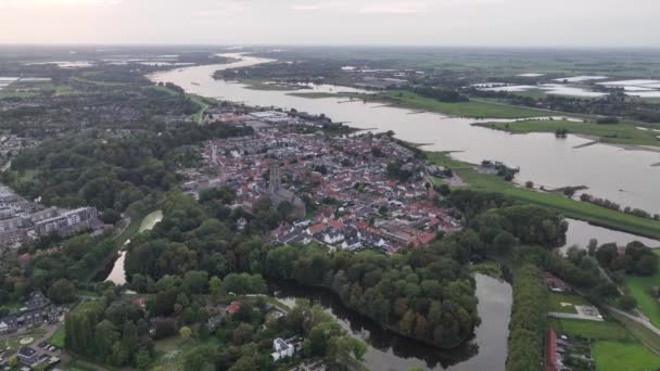 ザルトムメル オランダ 要塞都市 歴史的な町 ワール川沿いのオランダの街並みの空中ドローンビュー — ストック動画