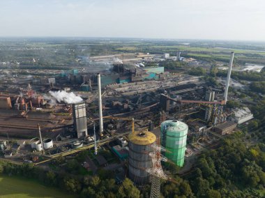 Hava aracı, ağır sanayideki bir kola fabrikasının duman bacaları ve metal endüstrisiyle görüntüsünü veriyor. Almanya, Ruhr bölgesi.