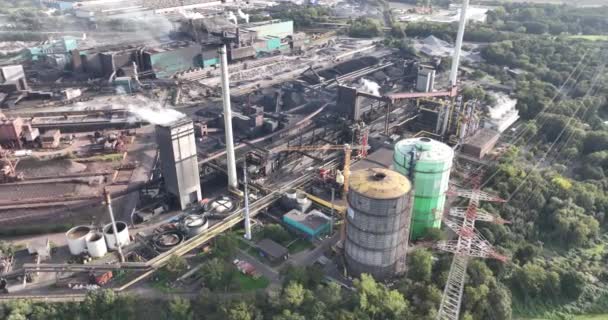 从空中俯瞰着重工业中的焦炭厂 那里有吸烟的烟盒和金属工业 鲁尔地区 — 图库视频影像
