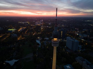 Dortmund, Almanya, TV kulesi, Florianturm 'un gece hava aracı görüntüsü. Şehir silüeti.