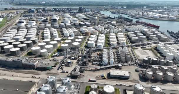 ヨーロッパの石油化学工業貯蔵所の港のサイロ 空中ドローンビュー — ストック動画