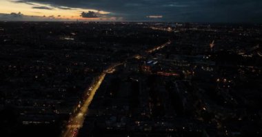 Amsterdam, Hollanda 'daki Linnaeusstraat' ta gece hava aracı görüntüsü.