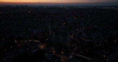 Westerkerk, anıtsal kilise kulesi. Amsterdam, Hollanda 'da. Geceleri hava aracı görüntüsü.