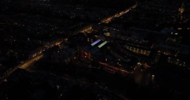 Amsterdam, Amsterdam 'daki Oostpoort alışveriş merkezi Linnaeusstraat boyunca ilerliyor. Geceleri hava aracı görüntüsü.