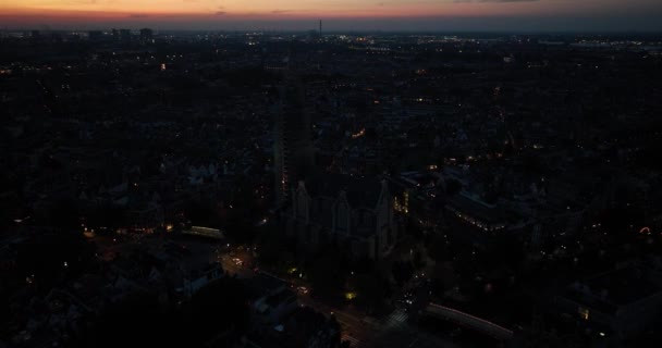 ウェスターク 記念碑的な教会塔 アムステルダム オランダ 夜間の空中ドローンビュー — ストック動画
