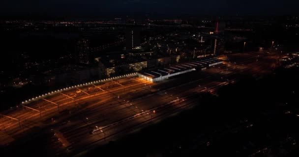 Αεροφωτογραφία Επανδρωμένου Αεροσκάφους Σιδηροδρομικό Χώρο Και Χώρο Συντήρησης Νύχτα — Αρχείο Βίντεο