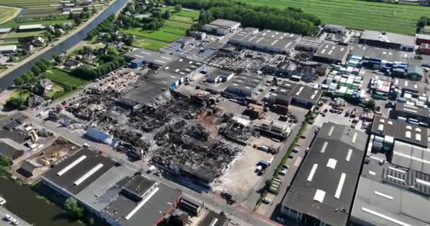Ter Aar一场大火对一个工业综合体造成的后果的无人驾驶飞机图像 上下颠倒 — 图库视频影像