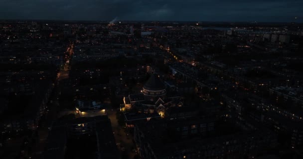 夜间在阿姆斯特丹奥斯特俯瞰杰拉尔德斯 马杰拉尔克的无人驾驶飞机图像 荷兰阿姆斯特丹 — 图库视频影像