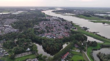 Zalltbommel, Hollanda 'nın Gelderland eyaletinin Bommelerwaard eyaletinde yer alan bir şehirdir. Hollanda 'da..