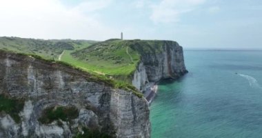 Normandiya sahil uçurumlarının insansız hava aracı görüntüsü burayı deniz, sahil, çimen, kaya ve doğa elementleriyle dolu bir yaz turizm merkezi olarak vurguluyor. Fransa.