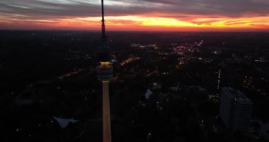 Dortmund 'daki televizyon kulesinin hava aracı görüntüsü. Gece gün batımından sonra, şehrin ufuk çizgisi. Şehir mimarisi.
