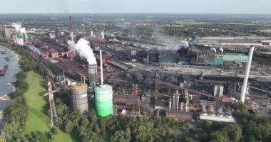 Ağır metal endüstrisi tesisinin hava aracı görüntüsü.