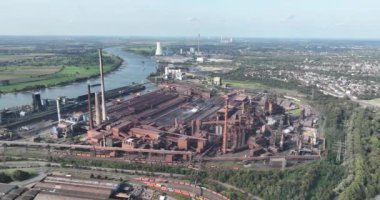 Ağır metal endüstrisi tesisinin hava aracı görüntüsü. Duisburg, Almanya.