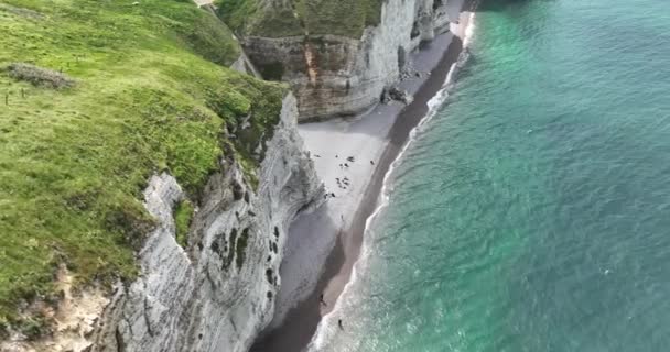 Letecký Bezpilotní Pohled Plážové Útesy Normandie Zdůrazňující Jako Letní Turistickou — Stock video