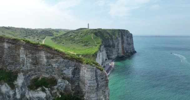 Воздушный Беспилотник Видом Скалы Нормандии Подчеркивая Летнее Туристическое Направление Элементами — стоковое видео