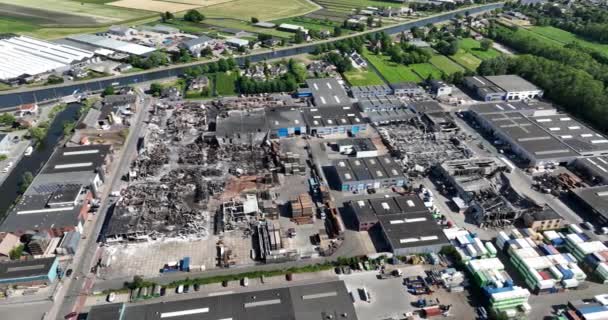 工業団地のテルアールで大規模な火災の後の空中ドローンビュー トップダウン — ストック動画