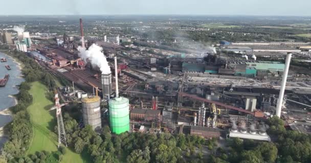ブラスト炉重金属産業施設の空中ドローンビュー — ストック動画