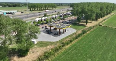 Elektrikli araçlar için bir otoyol boyunca bir elektrik şarj istasyonunun yakın görüntüsü. Hollanda 'da..