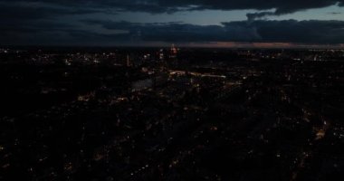 Amsterdam Amstel 'in gece hava aracı görüntüsü, yüksek binalar. Şehir manzarası.