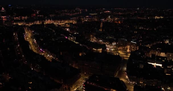 アムステルダム市内中心部 ダマラック セントラル駅の夜間ドローンビュー オランダ — ストック動画