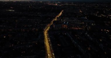 Amsterdam 'da gece vakti Linnaeusstraat' ın hava aracı görüntüsü Moritskade ve Ringdijk arasında, Watergraafsmeer çevresinde yer alır. Middenweg bir uzantıdır..