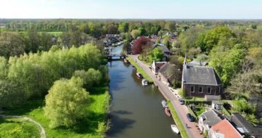 Oud-Zuilen 'in hava aracı görüntüsü Hollanda' nın Utrecht ilinin Stichtse Vecht belediyesine bağlı Vecht nehrinde bulunan küçük bir köydür. Hava aracı görünümü.