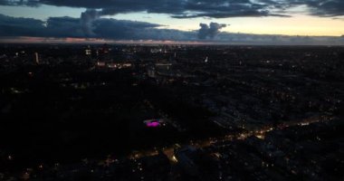 Amsterdam Oost 'taki Watergraafsmeer' in gece hava aracı görüntüsü. Gece vakti hava