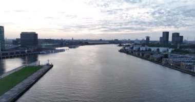 Geceleri Amsterdam havalimanı, Lj Nehri, Amsterdam Cnetral İstasyonu ve şehir merkezinin arkasındaki gökyüzü. Gün batımından hemen önce.