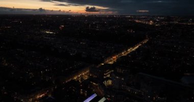 Amsterdam 'da gece vakti Linnaeusstraat' ın hava aracı görüntüsü Moritskade ve Ringdijk arasında, Watergraafsmeer çevresinde yer alır. Middenweg bir uzantıdır..