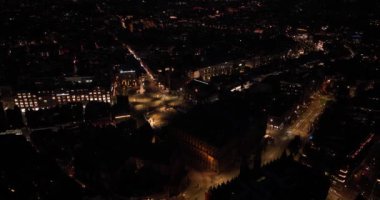 Baraj Meydanı, Amsterdam 'ın merkezinde bir meydan. Şehrin tarihi kalbi, Kraliyet Sarayı, Yeni Kilise ve geleneksel Ulusal Anma Günü 'nün düzenlendiği Ulusal Anıt. Havadan