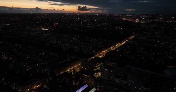 アムステルダム東部の夜のリンネウスカの空中ドローンビューは ウォーターグラフのフェルメールの周りに位置するモーリタンとリングダイクの間を走ります ミッドデンヴェークは延長である — ストック動画
