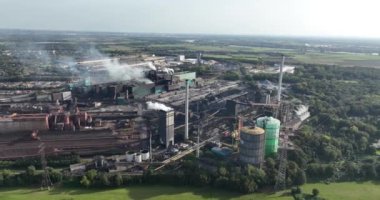 Patlama fırınlarına, kolaya, ağır metal endüstrisine hava manzarası. Çelik endüstrisi, ağır endüstriyel fabrika hava aracı görüntüsü.