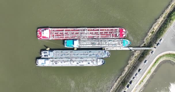 从空中俯瞰内陆运输船的液化气产品 水上商业运输 — 图库视频影像