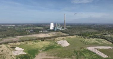 Elektrik santralinin hava aracı görüntüsü. Elektrik üretimi. Alman ruhr bölgesi.