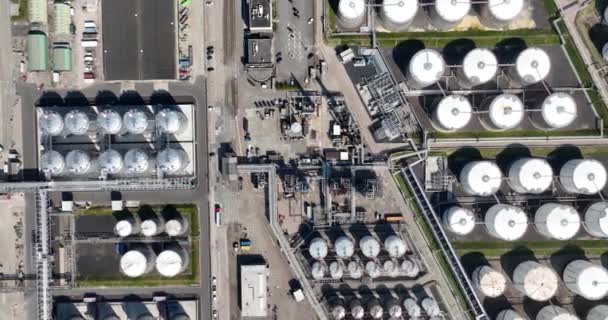 Luftaufnahme Von Oben Auf Einer Containeranlage Für Lagersilos Raffinerie Und — Stockvideo