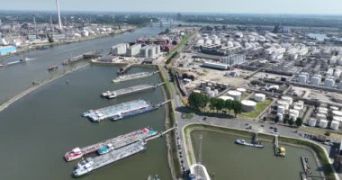 Hava aracı görüntüsü petrokimyasal liman, depolama konteynırları ve silolar. Gemilerin iç kısımlarında. Rotterdam Limanı.